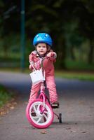 menina com bicicleta foto