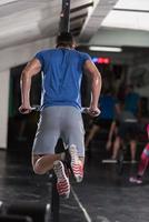 homem fazendo exercícios de barras paralelas foto