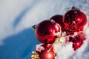 bola vermelha de natal na neve fresca foto