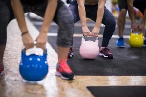 atletas fazendo exercícios com kettlebells foto