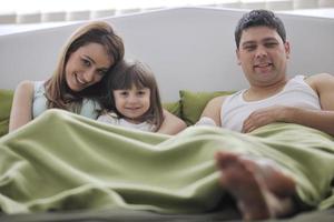 família feliz relaxando na cama foto