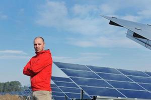 engenheiro de painel solar masculino no local de trabalho foto