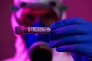coronavírus, médico segurando tubo de teste de amostra de sangue de vírus covid-19 positivo foto
