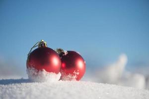 bola vermelha de natal na neve fresca foto