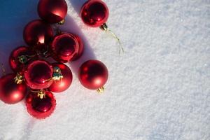 bola vermelha de natal na neve fresca foto