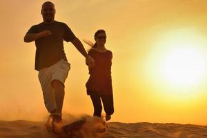 casal curtindo o pôr do sol foto