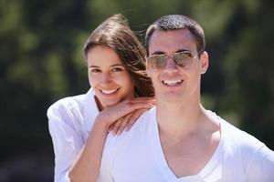 casal feliz se diverte na praia foto