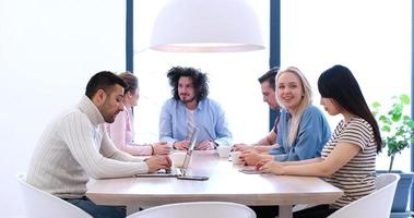 equipe de negócios de inicialização em uma reunião no prédio de escritórios moderno foto