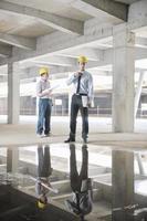 equipe de arquitetos no canteiro de obras foto