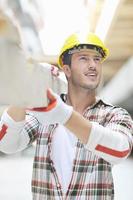 trabalhador duro no canteiro de obras foto