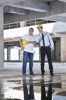 equipe de arquitetos no canteiro de obras foto