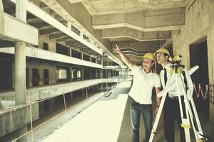 equipe de arquitetos no canteiro de obras foto