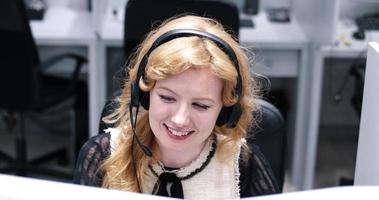 operador de call center feminino fazendo seu trabalho foto