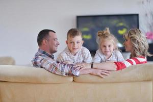 família jovem feliz em casa foto