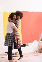 jovem casal multiétnico feliz abraçando foto