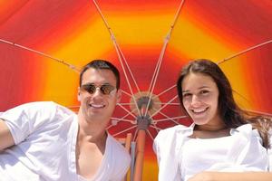 casal feliz se diverte na praia foto