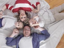 família jovem feliz em casa foto