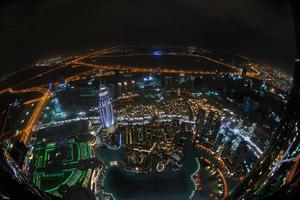 panorama da cidade de dubai no centro da cidade à noite foto
