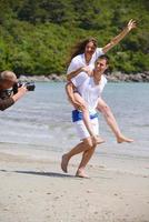 casal feliz se diverte na praia foto