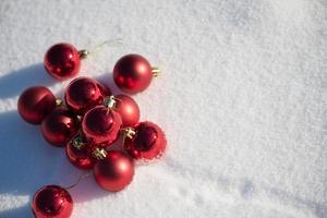 bola de natal na neve foto