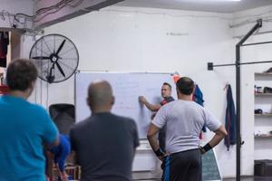 aula de fitness na academia foto