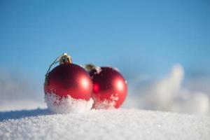 bola de natal na neve foto