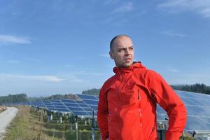 engenheiro de painel solar masculino no local de trabalho foto