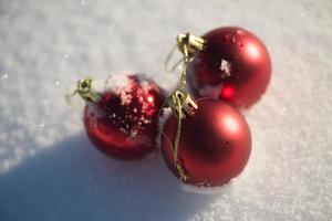 bola de natal na neve foto