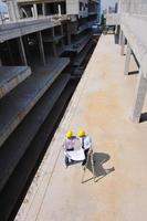 equipe de arquitetos no canteiro de obras foto