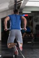 homem fazendo exercícios de barras paralelas foto