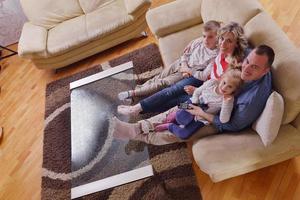 família jovem feliz em casa foto