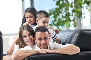 família jovem em casa foto