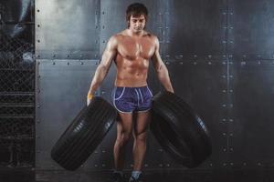 homem de ginásio atleta atleta malhando exercitar-se com pneus