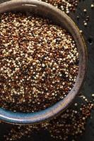 quinoa crua colorida orgânica foto