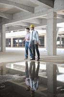 equipe de arquitetos no canteiro de obras foto