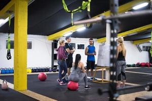 atletas recebendo instruções do treinador foto