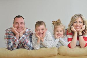 família jovem feliz em casa foto