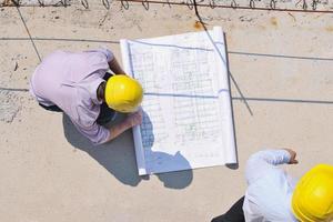 equipe de arquitetos no canteiro de obras foto