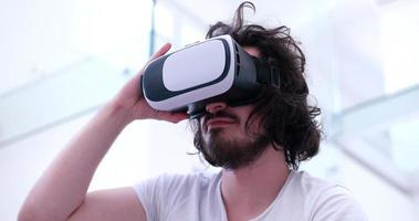 homem usando óculos vr-headset de realidade virtual foto