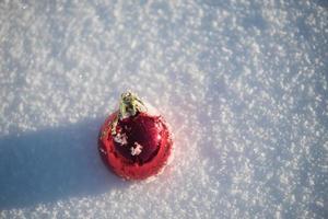 bola de natal na neve foto