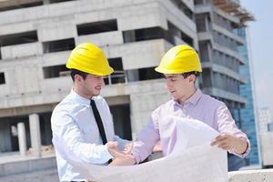 equipe de arquitetos no canteiro de obras foto