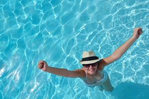 mulher feliz na piscina foto