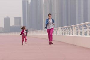 mãe e menina bonitinha no passeio foto