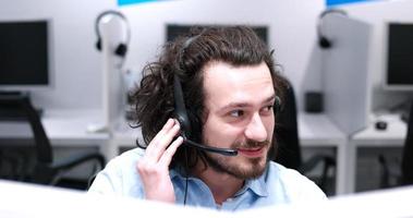 operador de call center masculino fazendo seu trabalho foto