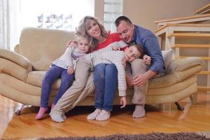 família jovem feliz em casa foto