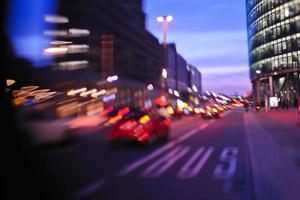 noite da cidade com movimento de carros luz turva na rua movimentada foto