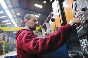 trabalhadores da indústria pessoas na fábrica foto