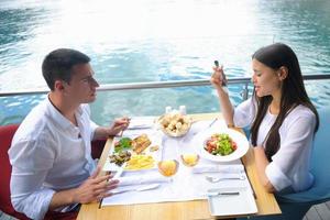 casal tendo lanche no belo restaurante foto