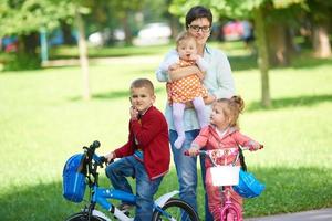 família jovem feliz no parque foto