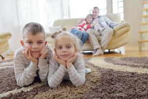 família jovem feliz em casa foto